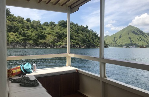 Labuan Bajo Boat Rental | Cruise on gorgeous Indonesian Phinisi Boat