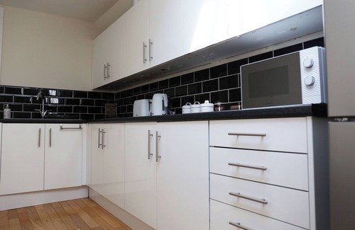 Netley Apartment | Cruise, Relax, Explore. 2BR Free parking 10min to boat show, cruise port. 5* 2br