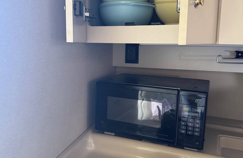 Lincoln Acres Boat Rental | Cruisers 3075 Express - Sleeps 4 - Marina Amenities Included