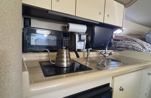 Lincoln Acres Boat Rental | Cruisers 3075 Express - Sleeps 4 - Marina Amenities Included