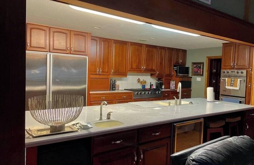 Saucier House | Cruising Coast Discount ! Pool, Gym, Pool table, Lake + more