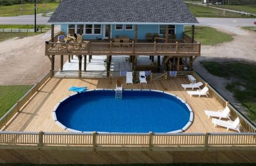 Gilchrist House | Crystal Beach Beachfront, Heated Pool, Sleeps 10