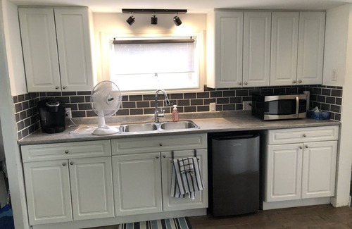Crystal Beach House | Crystal Cambridge Cottage - 5 min walk to the beach & local eateries!