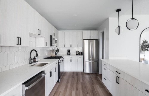 Aurora Highlands Apartment | Crystal City Apartment with Gym and Free Parking