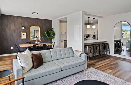 Aurora Highlands Apartment | Crystal City Apartment with Gym and Free Parking