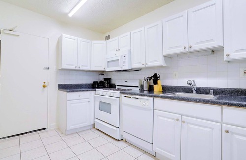 Aurora Highlands Apartment | Crystal City Apt W Easy Metro Access