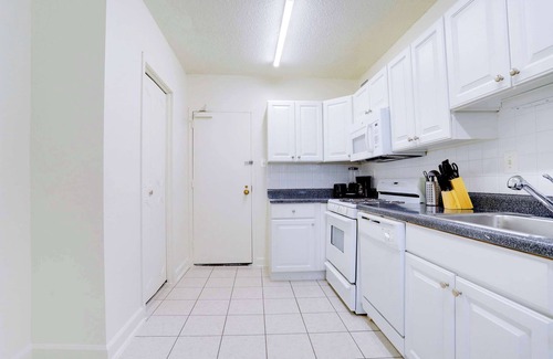 Aurora Highlands Apartment | Crystal City Apt W Easy Metro Access