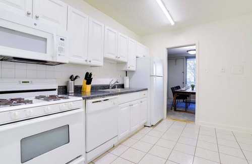 Aurora Highlands Apartment | Crystal City Apt W Easy Metro Access