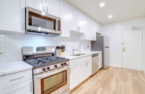 Aurora Highlands Apartment | Crystal City Apt with Gym In The Building