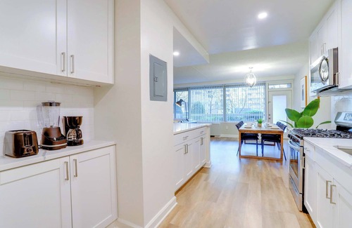 Aurora Highlands Apartment | Crystal City Apt with Gym In The Building