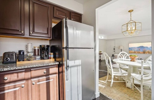 Aurora Highlands Condo | Crystal City Boutique Flats/Free Parking