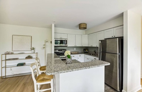 Aurora Highlands Apartment | Crystal City Boutique Flats 2BR/Free Parking