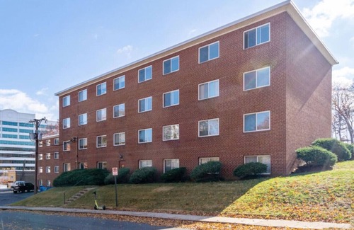 Aurora Highlands Apartment | Crystal City Boutique Flats 2BR/Free Parking