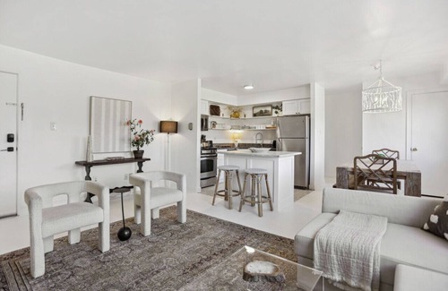 Aurora Highlands Apartment | Crystal City Boutique Flats 2BR/Free Parking 204