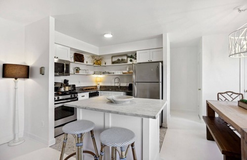 Aurora Highlands Apartment | Crystal City Boutique Flats 2BR/Free Parking 204