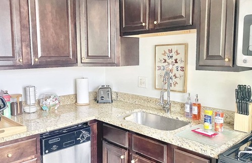 Aurora Highlands Condo | Crystal City Boutique Flats/Free Parking
