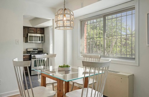 Aurora Highlands Apartment | Crystal City Boutique Flats/Free Parking 101