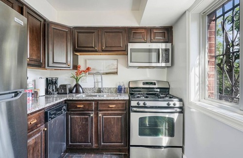 Aurora Highlands Apartment | Crystal City Boutique Flats/Free Parking 101