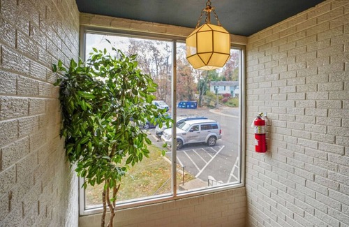 Aurora Highlands Apartment | Crystal City Boutique Flats/Free Parking 101