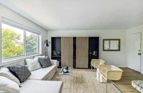 Aurora Highlands House | Crystal City Charm 2BR Free Parking 304