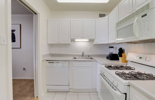 Aurora Highlands Apartment | Crystal City Comfortable Apartments