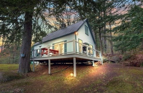 Harrison Cabin | Crystal Lake Camp Getaway – 3BR with Bunk Room & Private Lake Access
