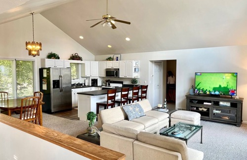 Frankfort Cottage | Crystal Lake Cottage on the South Shore with Beach/Lake Access