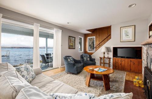 Lake Township House | Crystal Lake Serenity