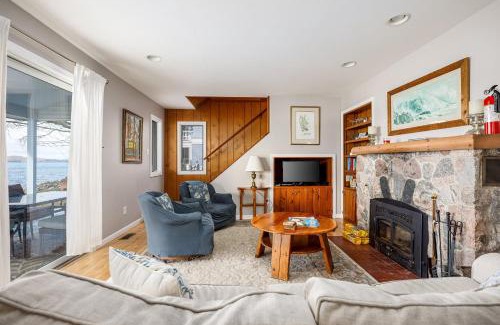 Lake Township House | Crystal Lake Serenity