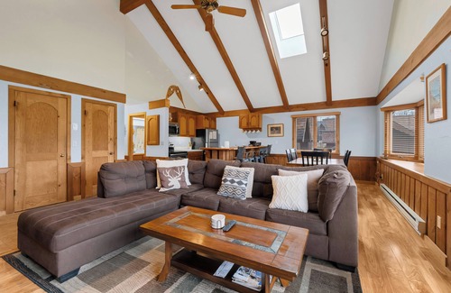 Thompsonville Condo | Crystal Mountain: Fall Colors and Crisp Air – Your Condo Getaway Awaits!