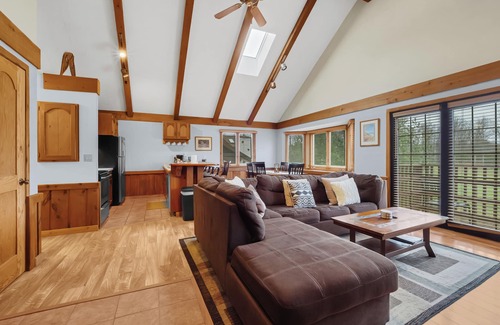 Thompsonville Condo | Crystal Mountain: Fall Colors and Crisp Air – Your Condo Getaway Awaits!
