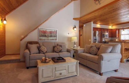 Thompsonville House | Crystal Mountain ski/golf home on the 10th hole, walk to the ski lifts!