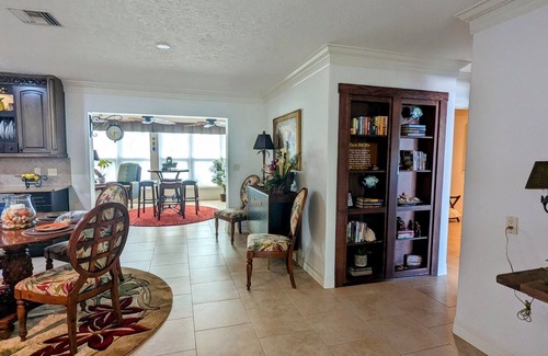 Crystal Shores House | Crystal River, Private Waterfront Home, Dock-Pool-Kayaks-Pets-Outdoor Kitchen