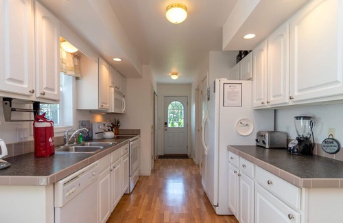 Town of Jerusalem Cottage | Crystal Waters - Enjoy Beautiful Sunrises on Keuka Lake!