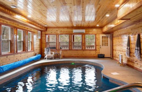 Gatlinburg - Pigeon Forge House | Crystalline by AvantStay High Altitude Retreat w Movie Theatre Indoor Pool Hot Tub Views