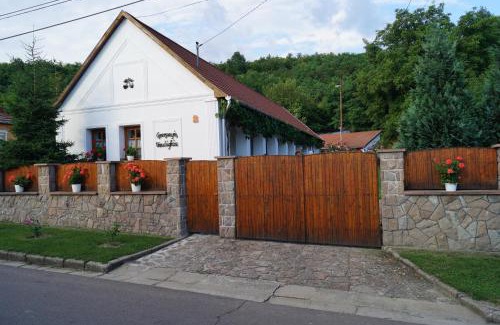 Szomolya Apartment | Cseresznyés Vendégház