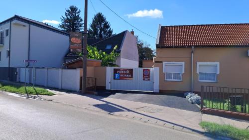 Vac House | Csillag Panzió