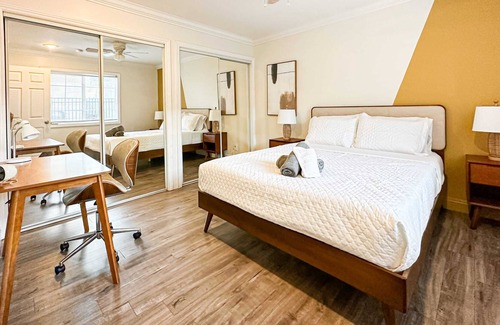 Los Angeles House | Cubier - Charming 4 BR Oasis in Los Angeles - Rog-CT