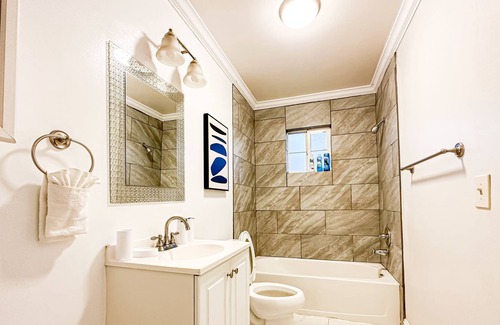 Los Angeles House | Cubier - Charming 4 BR Oasis in Los Angeles - Rog-CT