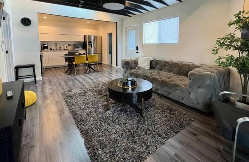 Ladera Heights House | Cubier: Memorable 1BR Unit with Pool (MK2-LAD)