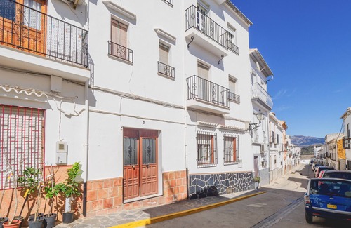 El Burgo Apartment | Cubo's El Burgo Old Town Apartment / free wifi / mountain route