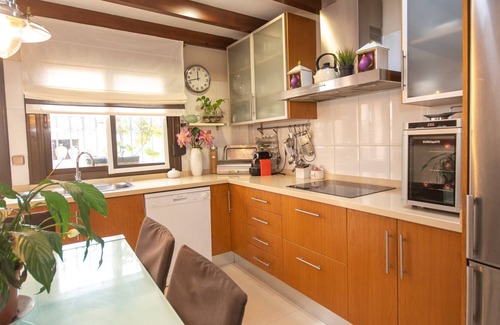 Churriana Villa | Cubo's Villa Palacio Valdes. Private pool and terrace, free wifi and AC