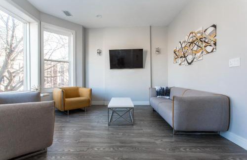 Lakeview Apartment | Cubs Playoffs - Prime Location! - 1 Min Walk to Wrigley Field - 2BR Apts Perfect for Cubs Fans!