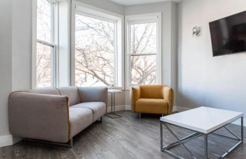 Lakeview Apartment | Cubs Playoffs - Prime Location! - 1 Min Walk to Wrigley Field - 2BR Apts Perfect for Cubs Fans!
