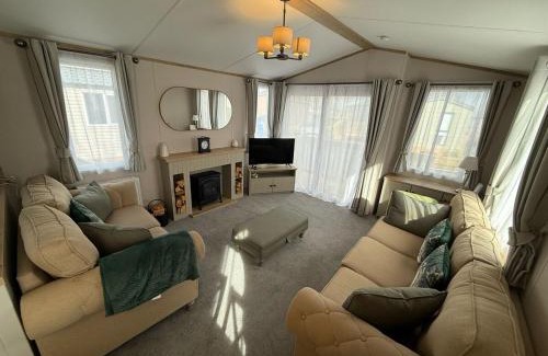 Malton House | Cuckoo Lodge with Hot Tub at Brickyard Lakes