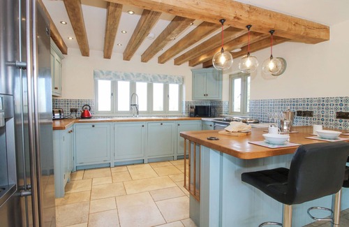 Tenbury Wells House | CUCKOO PEN COTTAGE, pet friendly, with hot tub in Tenbury Wells
