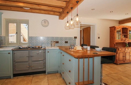 Tenbury Wells House | CUCKOO PEN COTTAGE, pet friendly, with hot tub in Tenbury Wells