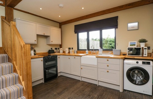 Middleyard Cottage | CUCKOO PENN HIDEAWAY, romantic, with hot tub in King's Stanley