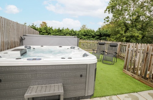 Middleyard Cottage | CUCKOO PENN HIDEAWAY, romantic, with hot tub in King's Stanley