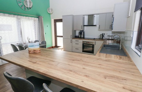 Llanteg House | CUDDFAN, family friendly, with pool in Llanteg